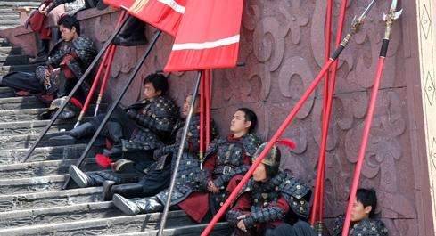 疫情下的横店：没有存粮的群演送外卖、睡公园