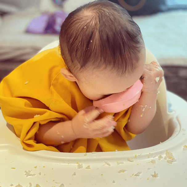 萌出血！林峯老婆晒女儿萌态，不满1岁小公主自己吃饭糊满全身