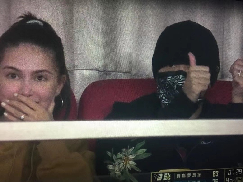 周杰倫攜嬌妻看球賽，昆凌笑容嬌羞摀嘴秀鑽戒，夫妻恩愛可見一斑