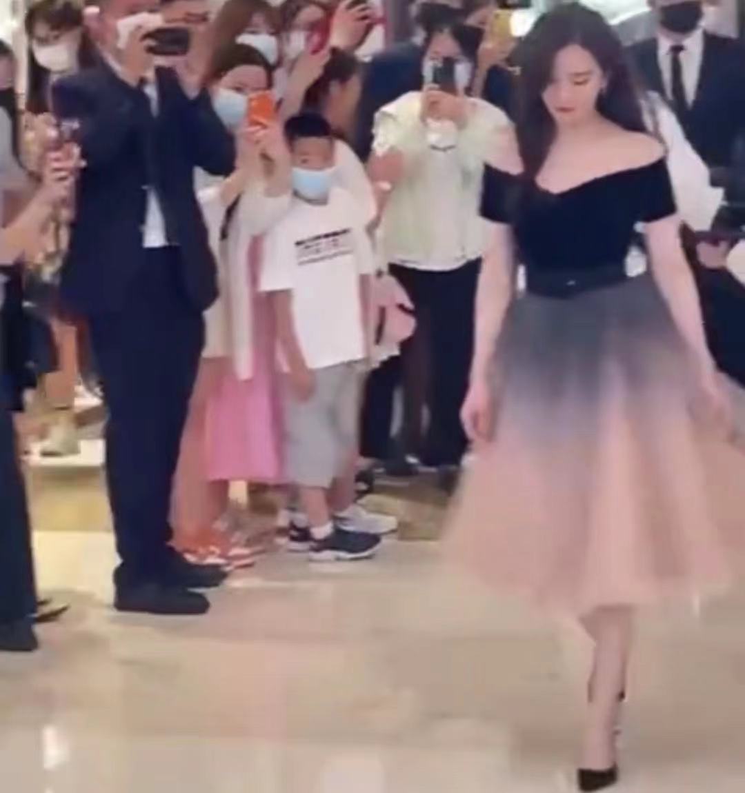 34岁刘诗诗美艳依旧，戴22万表3万项链，路人头发做到一半去看她