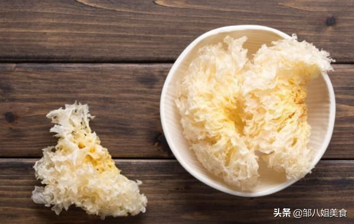 煮银耳汤，注意加水量，太多太少都不好，教您正确比例，口感刚好