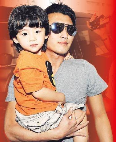 张柏芝独自带仨儿子现身机场，幼子正面曝光，颜值超高惊艳网友