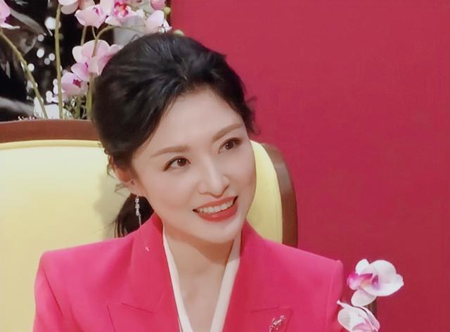 52岁周涛终于营业啦！身穿“芭比粉”西装美得惊艳，主持水准超高
