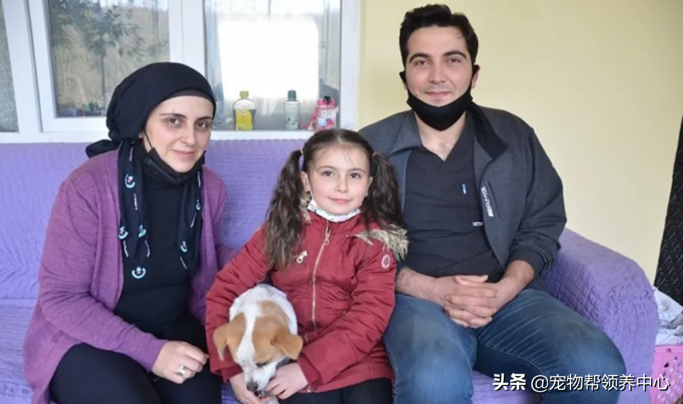 8岁小女孩背爱犬在雪地走3公里只为找一个特别的人，让人感动…