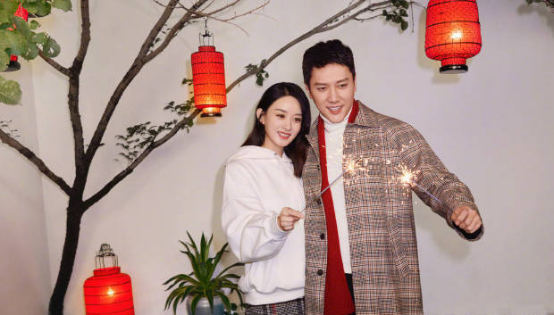 趙麗穎中秋晚會鏡頭僅三秒，與兒子視頻滿臉母愛，男演員追著合照