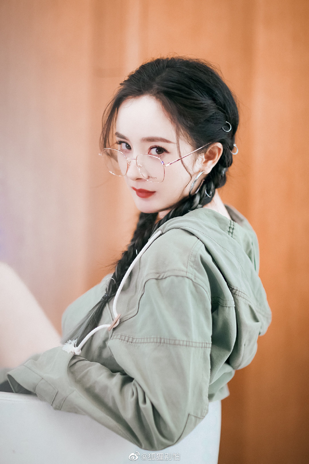 Yang Mi Tan Bai young thin aesthetic, express oneself also not up to mark, hope the girl can be treated by fairness