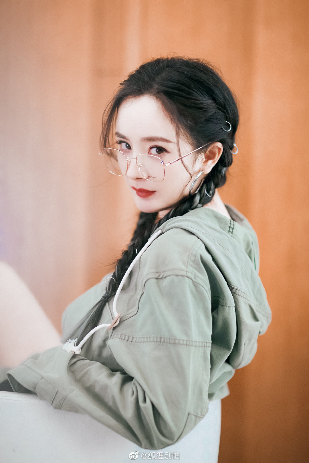 Yang Mi Tan Bai young thin aesthetic, express oneself also not up to mark, hope the girl can be treated by fairness