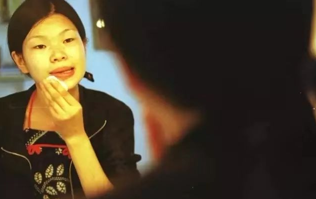 她是中国第一丑模，误打误撞嫁给法国富豪，8岁儿子酷似贵族王子