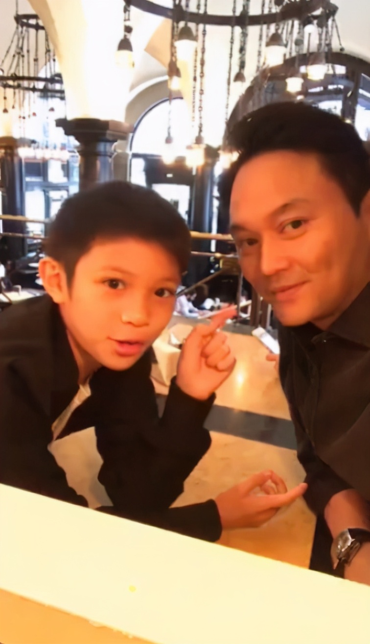 袁咏仪让儿子陪逛街，魔童身高赶上妈妈还模仿张智霖全程伺候靓靓