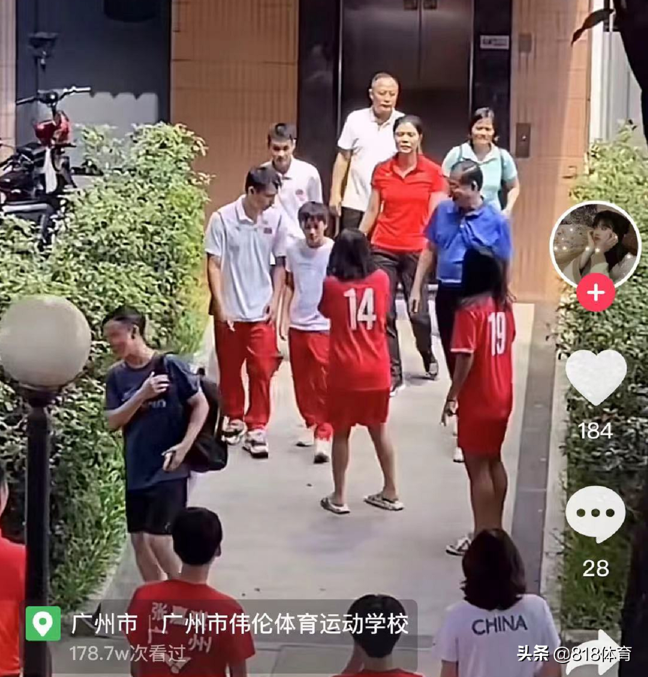万人迷!全红婵回母校被男女足队员追星,询问何教练给大家一一签名