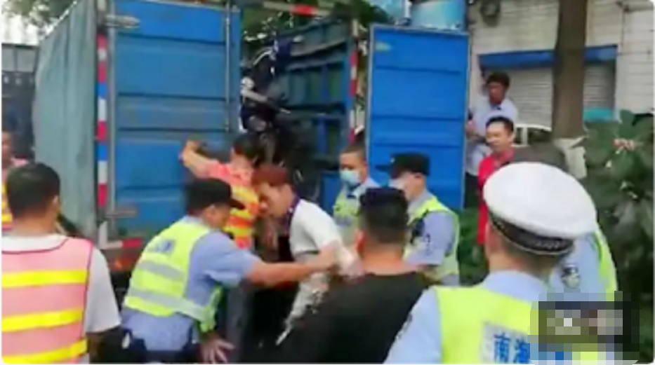 妨碍公务！广东49岁男子为拿回自己的车，当街持刀捅伤民警