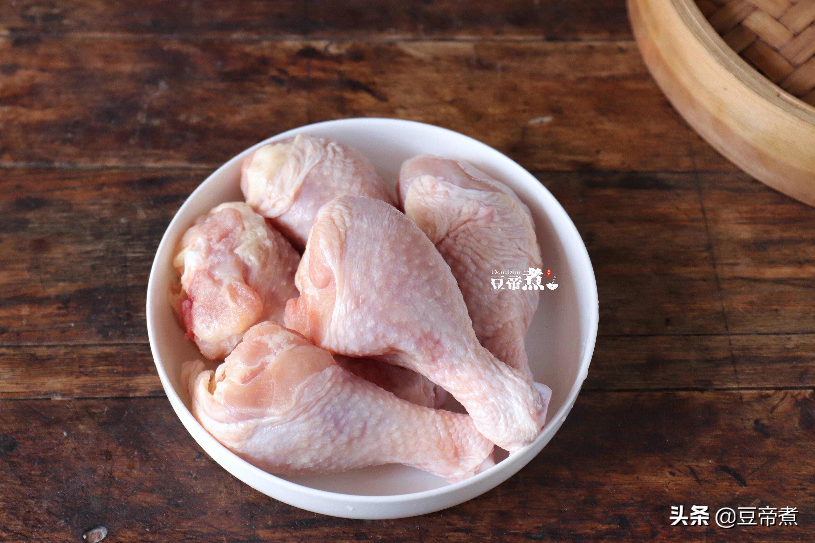 老妈说油炸鸡腿上火还易胖，不如和土豆一起炖，盖饭饭香