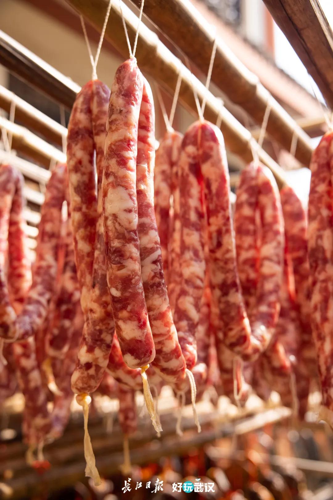 把腊肠和腊鱼串一串，串一个同心圆来过年