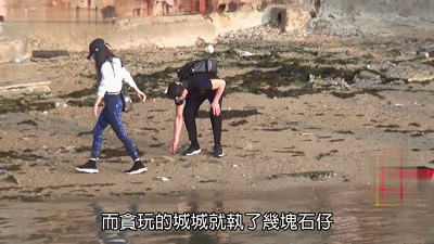 方媛深夜曬母女同框，單手抱娃媽媽力max，女兒睡前撒嬌超黏人