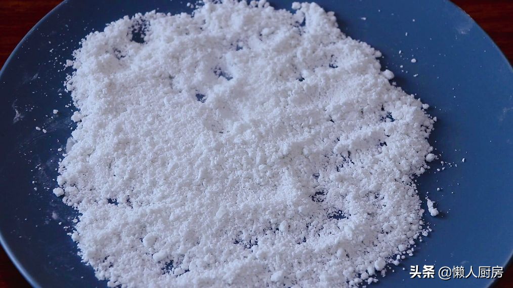 这是香酥鱿鱼条的做法，不要直接裹淀粉，这样处理一下，外壳更酥