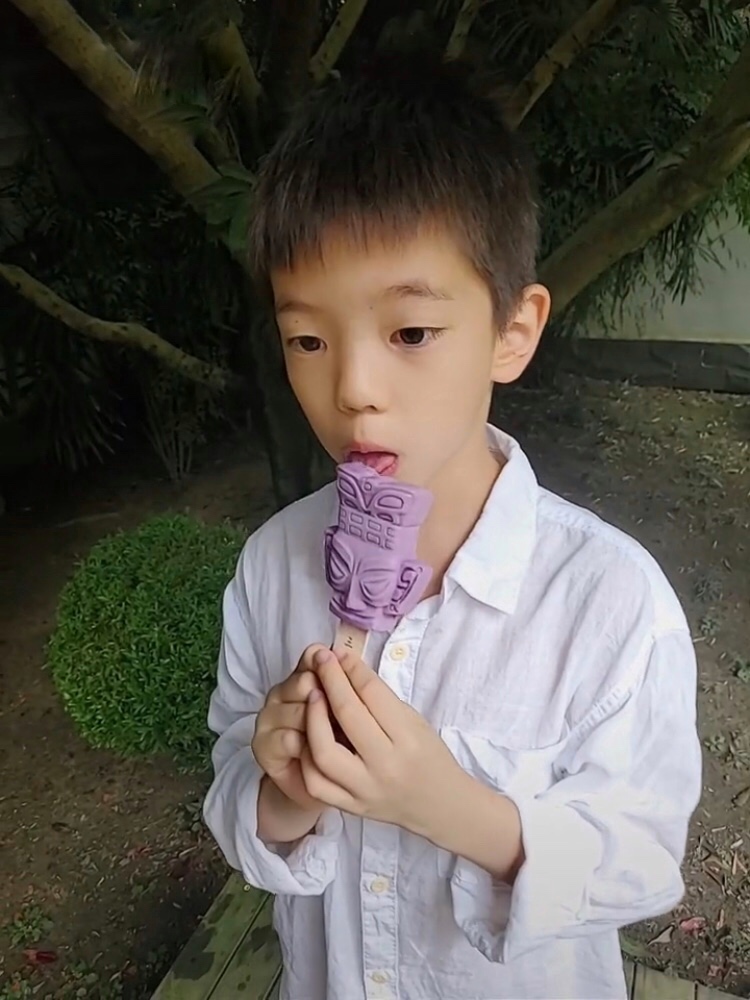 霍思燕带儿子出行，穿露脐装小秀性感，8岁嗯哼身高到妈妈肩膀