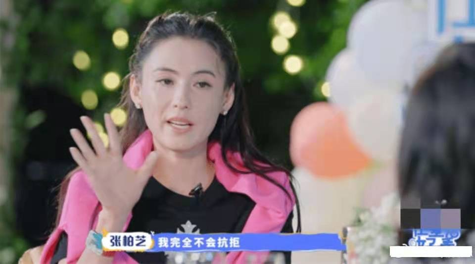 张柏芝3岁儿子正脸曝光！五官帅气头发浓密，打扮潮流小腿肉嘟嘟