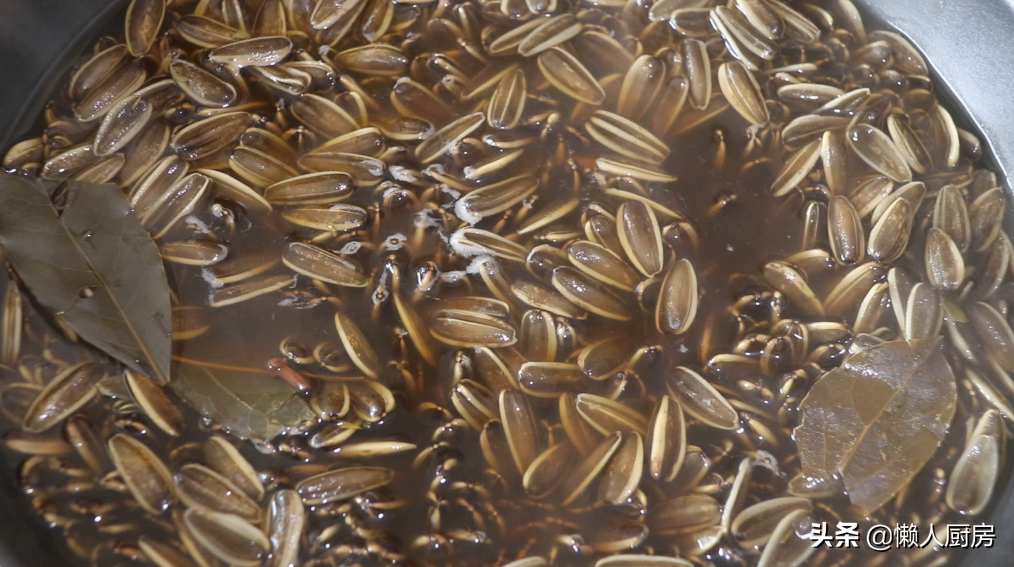 想吃焦糖瓜子不用买，自己在家就能做，一煮二晒三烤制3步搞定