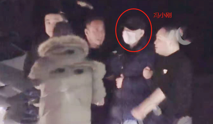 杨坤酒吧庆生排场大，成龙深夜赶来被搀扶，冯小刚醉酒走路都摇晃