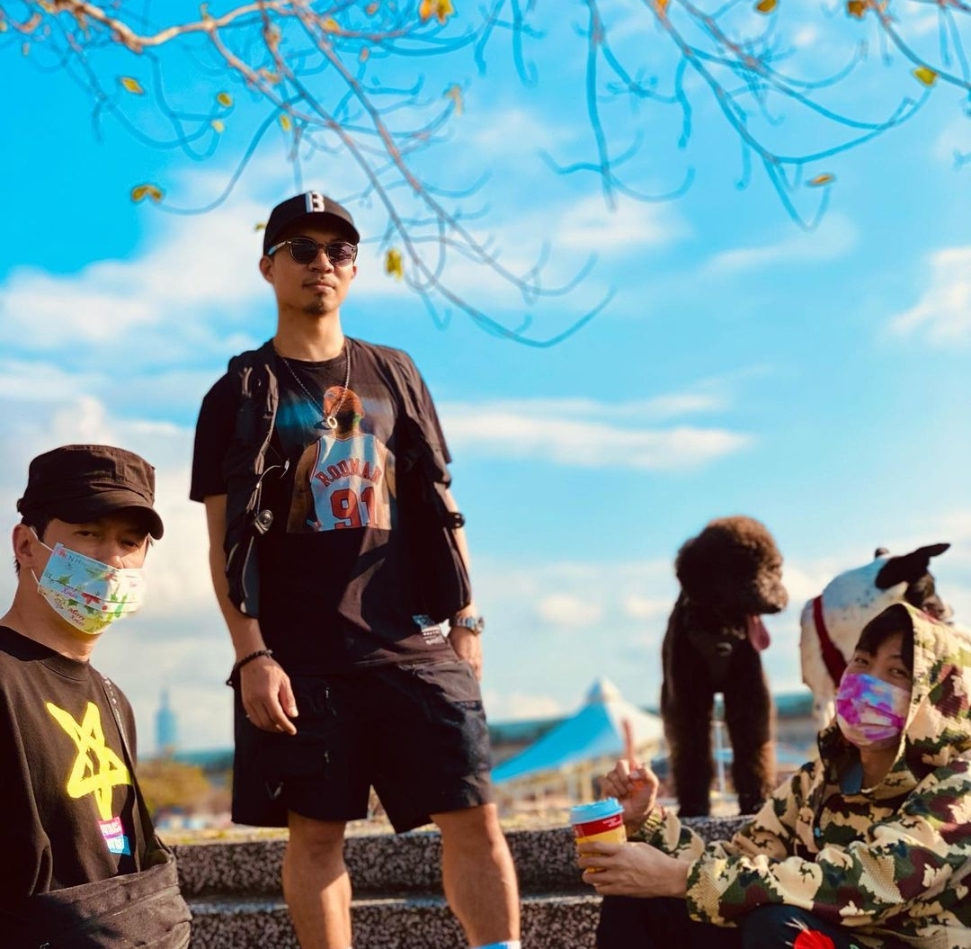 周杰倫變超級奶爸，扛著兒子漫步父愛滿滿，女兒彩虹下比耶​​超可愛