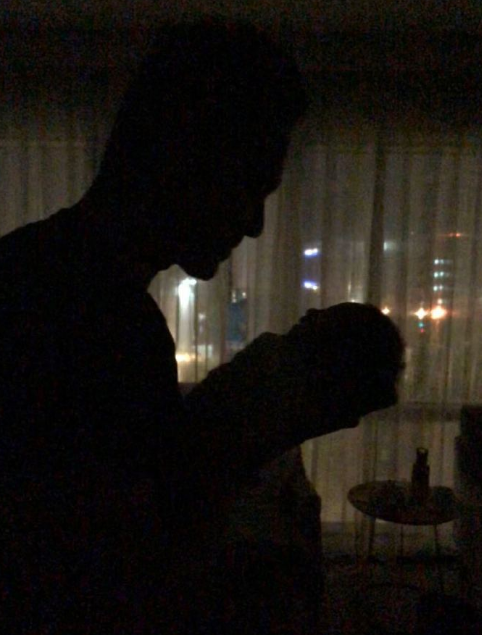 明道曬老婆視角與兒子合照，抱娃遛彎兒子趴在他肩頭，超有愛