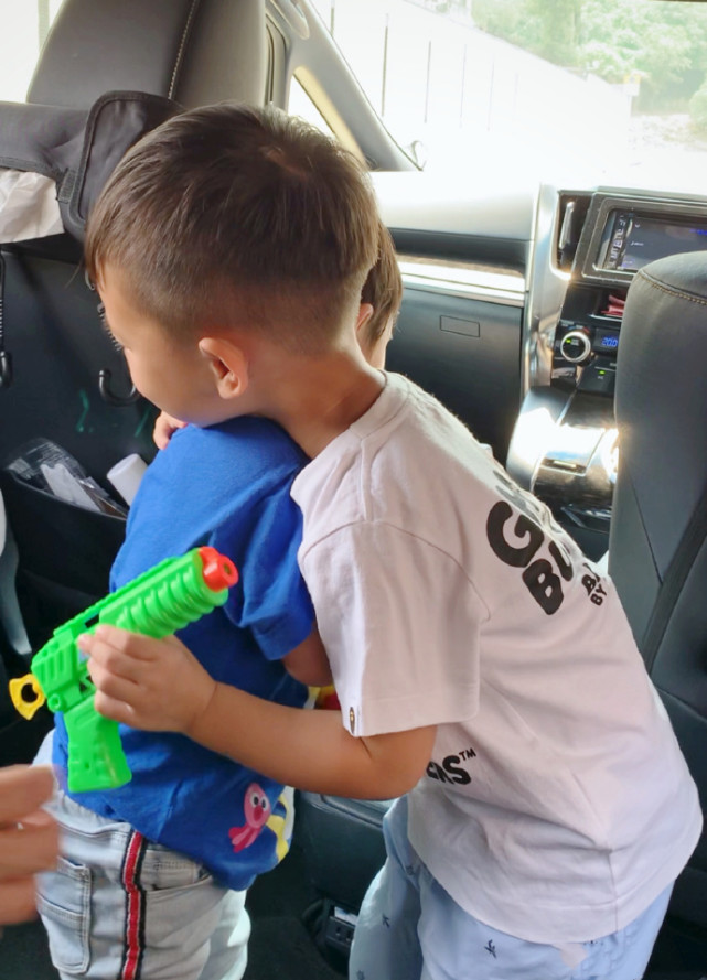 胡杏儿老公晒仨儿子时隔三个月团聚，奕霆奕霖争相亲吻弟弟超有爱