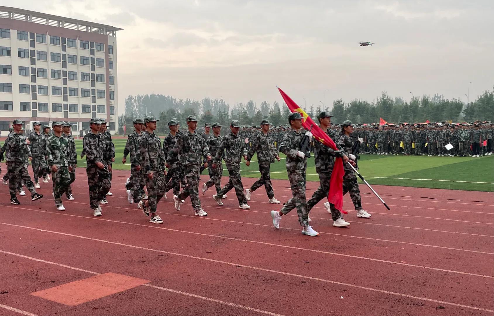 軍訓匯演展英姿 風雨同行再出發(fā)——駐馬店農(nóng)業(yè)學校軍訓匯演雨中舉行 校領導淋雨觀看無一離席