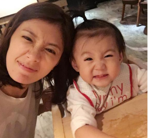 贾静雯女儿明星脸初显，本以为咘咘颜值已经够高，不料波妞更惊艳