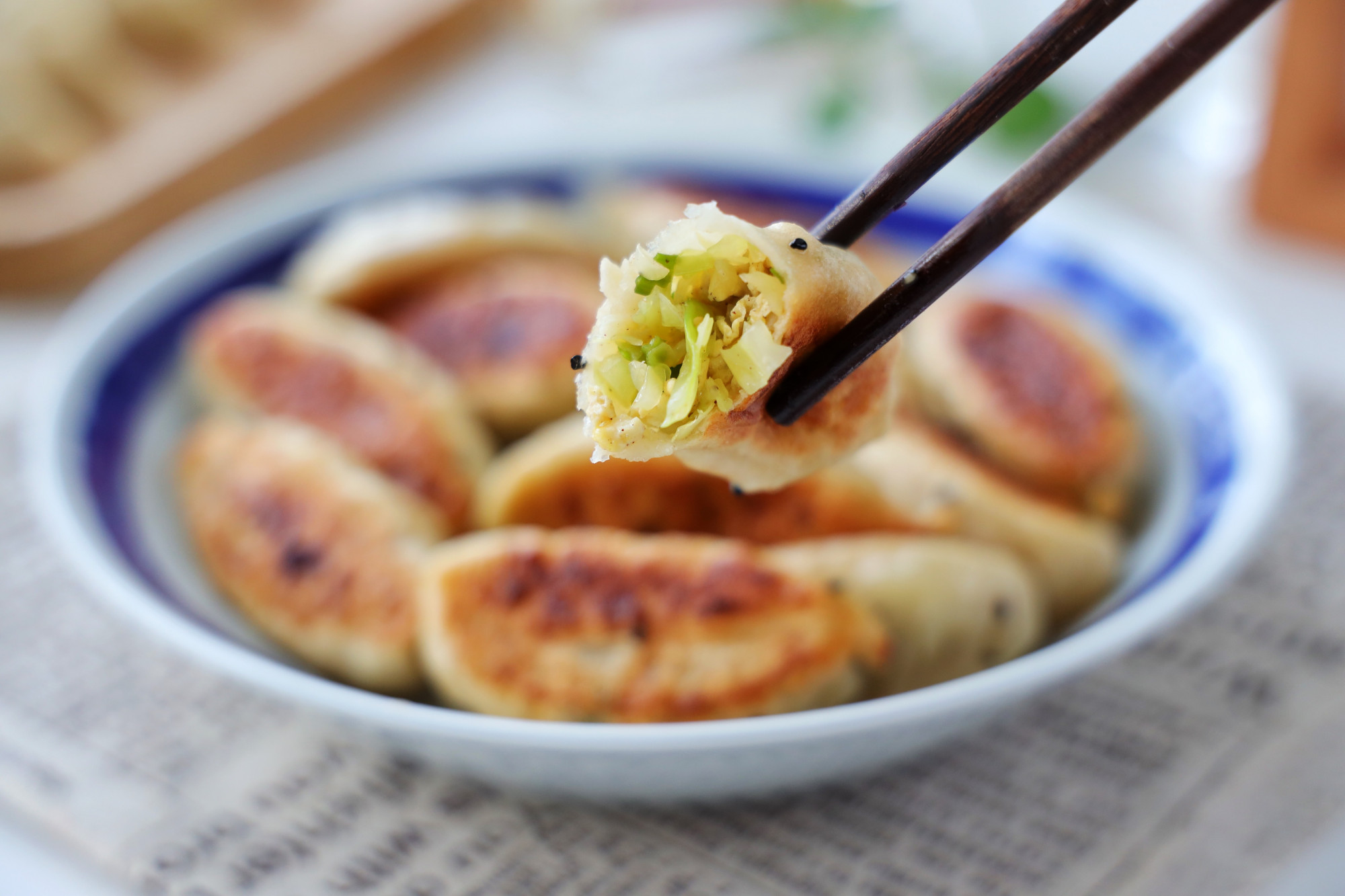 包菜還可以這樣吃，皮薄餡大，金黃酥脆，一人吃一盤都不膩，香