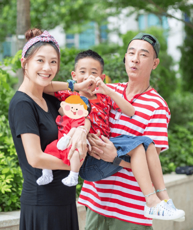 陈小春和应采儿合体拍写真，穿情侣装亲密互动，结婚11年甜如热恋