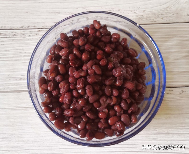 Sweet and soft glutinous rice and red bean cake, with distinct layers and rich taste, it is healthier with whole grains