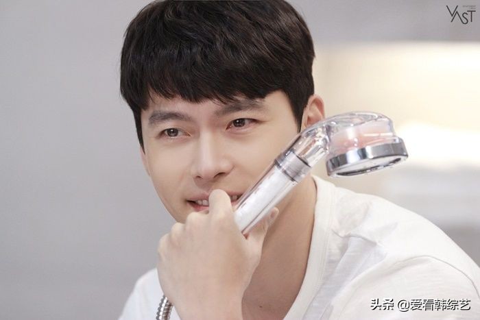 玄彬拍摄美容产品的幕后照片公开，眼神和微笑