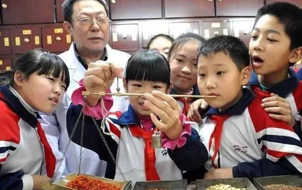 小学引进中医药课程，非必修课不用考试，家长的反应却让人迷惑