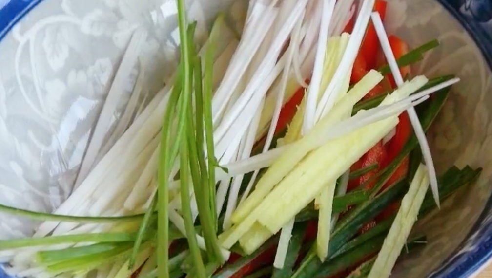 清蒸魚切記別放料酒和鹽，教你正確做法，魚肉鮮嫩多汁，不腥不老