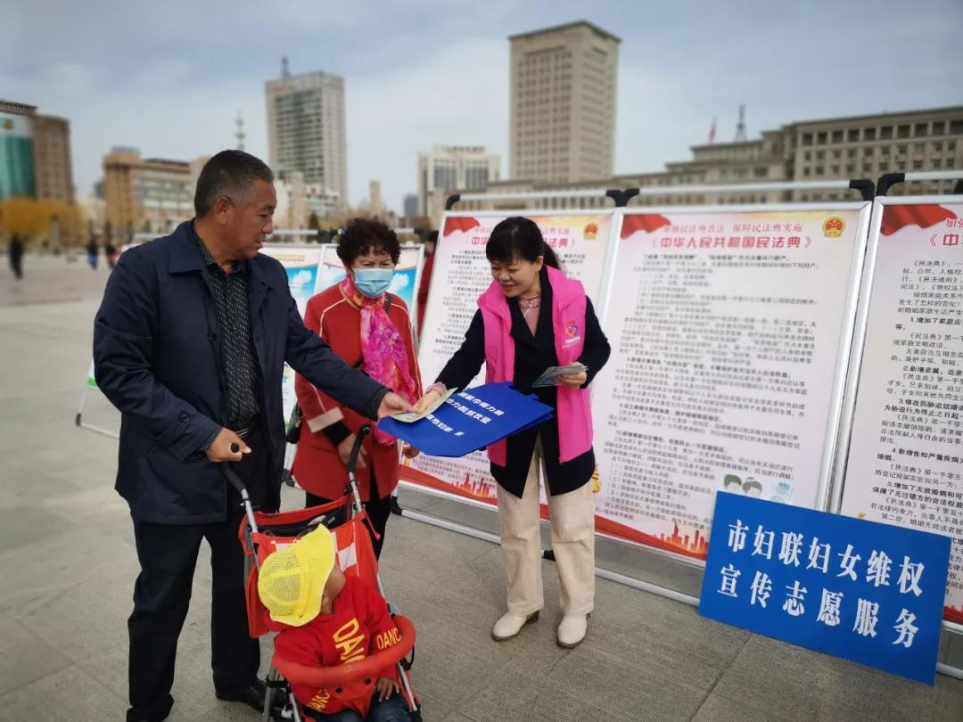 白银市妇联开展“三八”妇女维权周启动暨学雷锋巾帼志愿服务活动白银市妇联