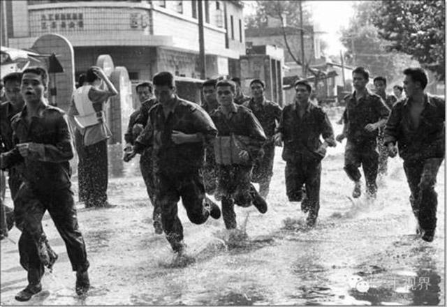 98年九江抗洪纪实，将军一声令下，三个团长带头