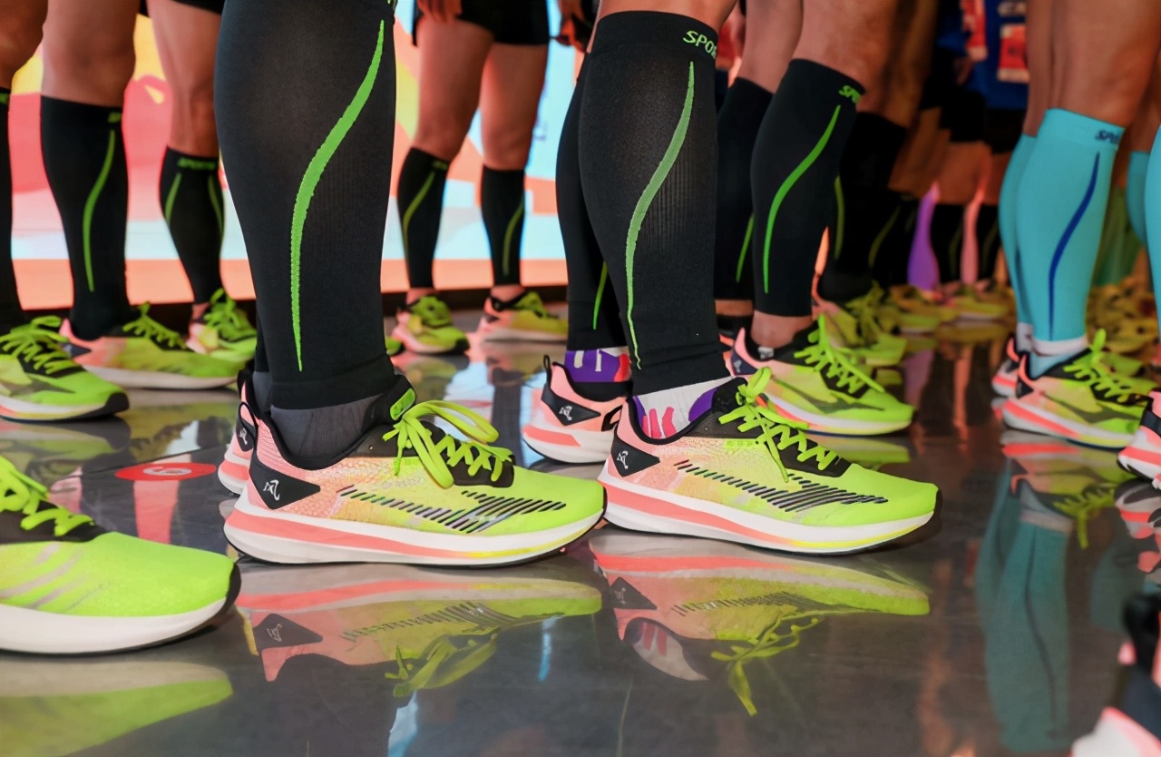 安踏体育股价首破百！泉企持续助力体育赛事