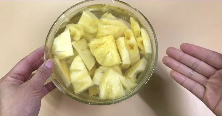菠萝不需要用盐水泡，好百邻保姆教你一种方法可以使菠萝更好吃