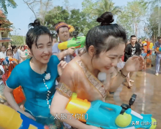 谭松韵任嘉伦加入泼水节，谁注意两人的互动方