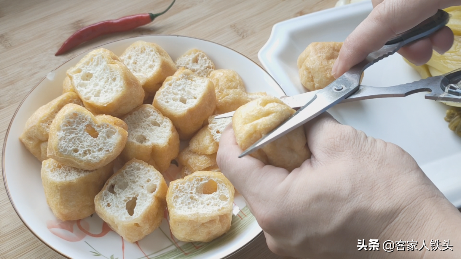 逢年过节，油豆腐不炖肉了，教你一个新鲜吃法，好吃解馋待客不错