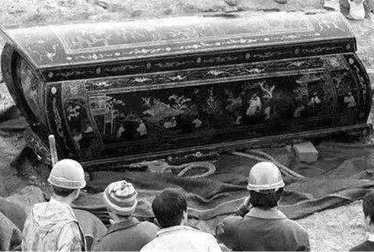 清代女子难产昏厥，误认已死封棺安葬，200年后