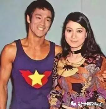 周星驰一头白发送别吴孟达！原来，他最讲情义，这几位都放在心上