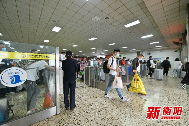 10月7日衡陽火車站迎來返程高峰 預計當天發送旅客1.8萬人次