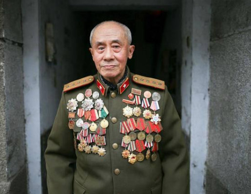 四川104岁老人去世，遗物发现56枚勋章和10个一等