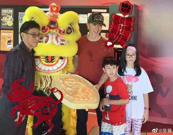 吳尊大家族過元宵發紅包，豪車旁舞獅放鞭炮，豪宅餐廳容納30人