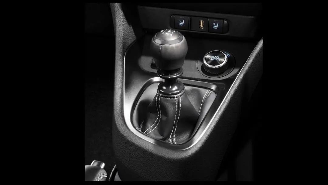 这款丰田Yaris售价高达40万，却被抢着要