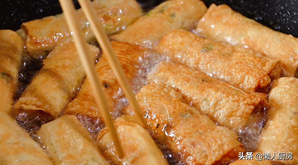 豆腐皮别只会烧汤，配上虾仁和莲藕，做成这道小吃，口感很丰富