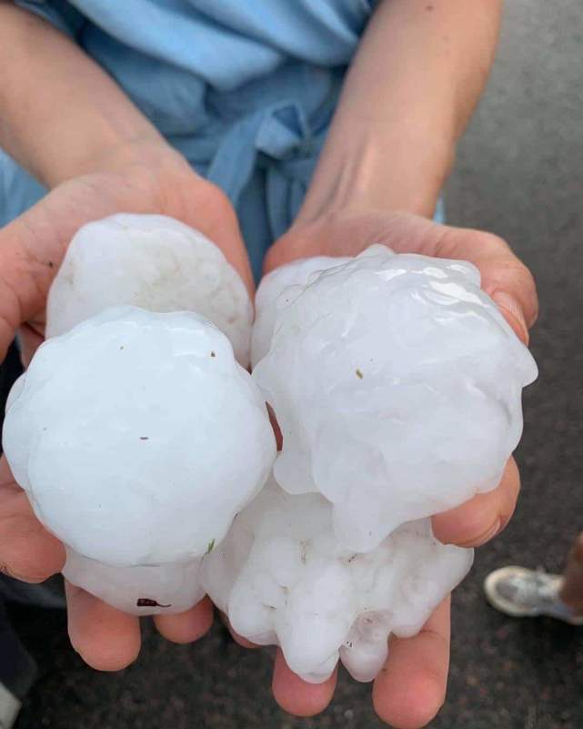 冰火兩重天！ 意大利南部山火肆虐，北部冰雹襲擊，數百車輛與農田被毀