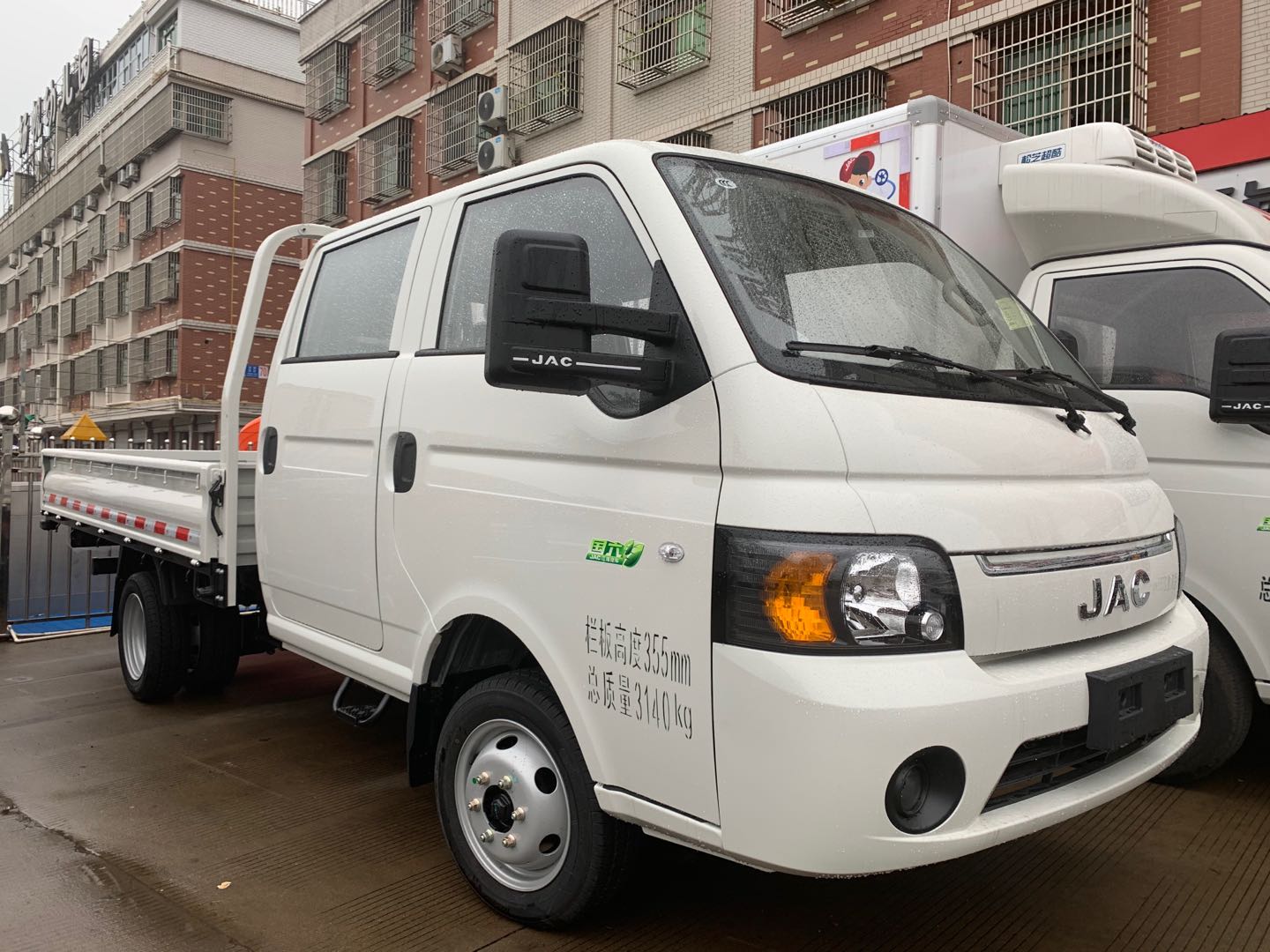 江淮恺达轿卡轿车化配置坐人舒适拉货便捷