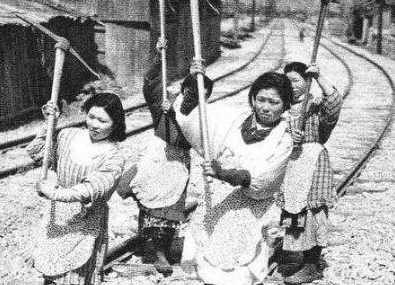 二战时，日本女性为了激励军队作战，不惜一切的牺牲太疯狂